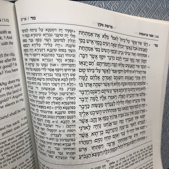 The Stone Edition Chumash Torah Haftaros & Five Megillos W/ Commentary Bilingual - Picture 9 of 9